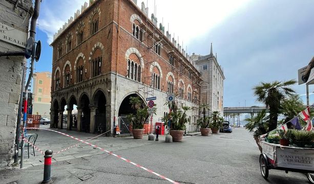 Allarme bomba vicino palazzo San Giorgio, in corso le verifiche (Foto e video diretta)
