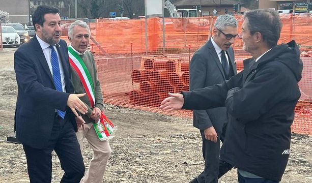 Salvini promette di risolvere il problema del traffico sulla Vergiate-Besozzo: «Faremo tutte le rotonde»