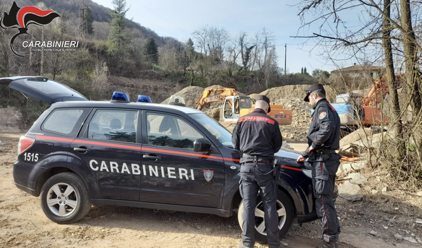 Marchirolo, scoperta discarica abusiva all'interno di un'ex cava. Scatta il sequestro Marchirolo, scoperta discarica abusiva all'interno di un'ex cava. Scatta il sequestro