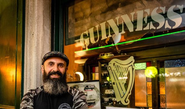 Testimonial del dialetto - ‘Cito’ Opisso, il gestore del pub irlandese, ma dove si parla in genovese (Video)