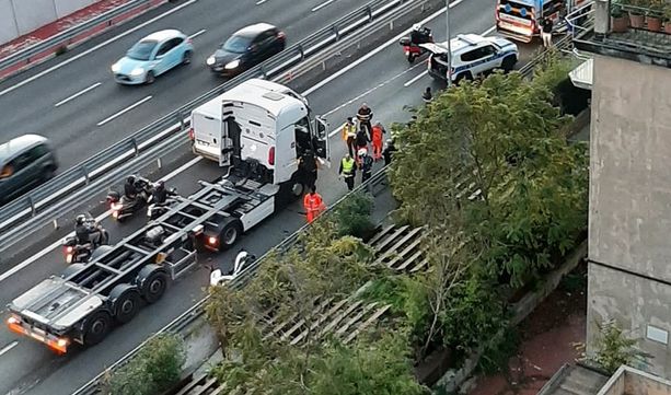 Tragedia in Lungomare Canepa, scontro tra tir e moto: 40enne morta sul posto (foto e video) Tragedia in Lungomare Canepa, scontro tra tir e moto: 40enne morta sul posto (foto e video)