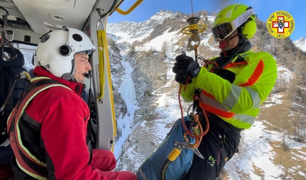 Cade mentre scala la cascata di ghiaccio del Martinet, alpinista soccorso a Pontechianale
