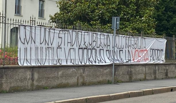 Vicenda stadio, striscione contro l'amministrazione spunta davanti al Comune Vicenda stadio, striscione contro l'amministrazione spunta davanti al Comune
