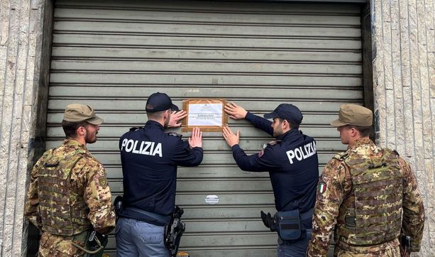 Spacciatori usavano il minimarket come punto di ritrovo per i clienti: negozio chiuso per un mese