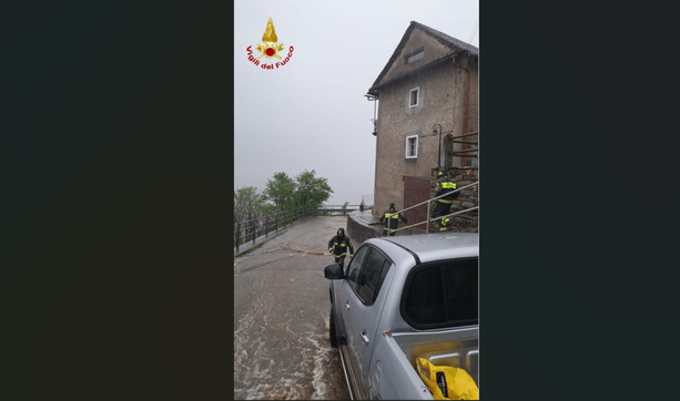 Nubifragio nel Verbano Cusio Ossola: evacuate 20 persone. Frane e smottamenti, interrotta la linea ferroviaria Nubifragio nel Verbano Cusio Ossola: evacuate 20 persone. Frane e smottamenti, interrotta la linea ferroviaria
