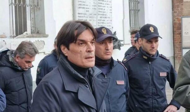 Corso Matteotti e via Cavour ad Asti: “Non chiamatelo degrado, chiamatelo abbandono” Corso Matteotti e via Cavour ad Asti: “Non chiamatelo degrado, chiamatelo abbandono”
