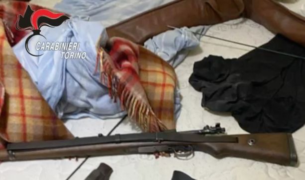 Sorpresa in corso Moncalieri, scoperto un arsenale in un condominio: spuntano fucili, pistole, balestre e pugnali [VIDEO]