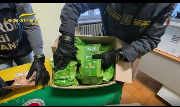 Il carico di contrabbando finisce &quot;in fumo&quot;: la Finanza sequestra 228 chili di melassa da narghilè