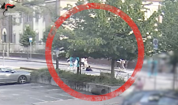 VIDEO. Padre e figlio pestati brutalmente davanti a una palestra a Somma: arrestati tre ragazzi di Gallarate, Sumirago e Cassano