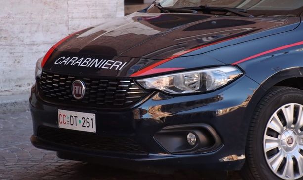 Fingeva di essere stato investito per truffare gli automobilisti, ma questa volta i carabinieri lo hanno incastrato Fingeva di essere stato investito per truffare gli automobilisti, ma questa volta i carabinieri lo hanno incastrato