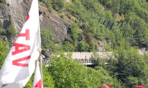 No Tav, disordini in Val di Susa tra manifestanti e forze dell'ordine: feriti un poliziotto e un finanziere No Tav, disordini in Val di Susa tra manifestanti e forze dell'ordine: feriti un poliziotto e un finanziere