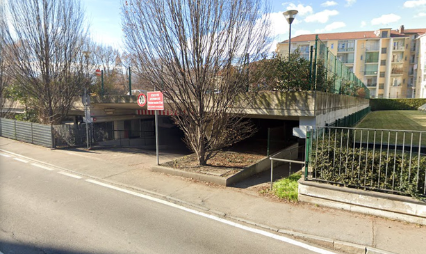 Parcheggio seminterrato di via dei Mille: “Così, lo si consegna ai teppisti” Parcheggio seminterrato di via dei Mille: “Così, lo si consegna ai teppisti”