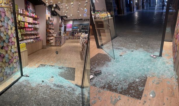 Ladri in azione nel centro di Torino: spaccata all'alba con pietre e calci contro la vetrina