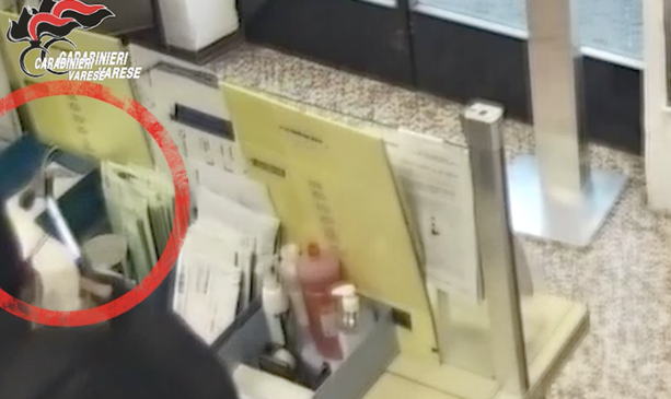 VIDEO. Rapina martello in pugno all'ufficio Postale, l'assalto ripreso dalle telecamere VIDEO. Rapina martello in pugno all'ufficio Postale, l'assalto ripreso dalle telecamere