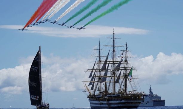 Lo spettacolo della partenza della Amerigo Vespucci e del volo delle Frecce Tricolori (Foto e Video) Lo spettacolo della partenza della Amerigo Vespucci e del volo delle Frecce Tricolori (Foto e Video)