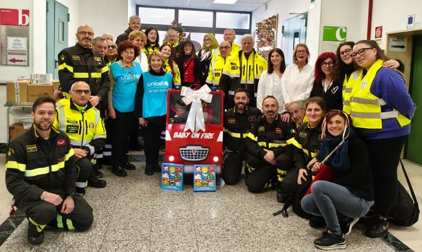 Niente carbone, ma tanti sorrisi per i piccoli pazienti del Regina Margherita: è arrivata la Befana dei Pompieri Niente carbone, ma tanti sorrisi per i piccoli pazienti del Regina Margherita: è arrivata la Befana dei Pompieri