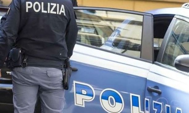 Madonna di Campagna, tenta un furto su un auto con un complice minorenne: un residente lo fa arrestare