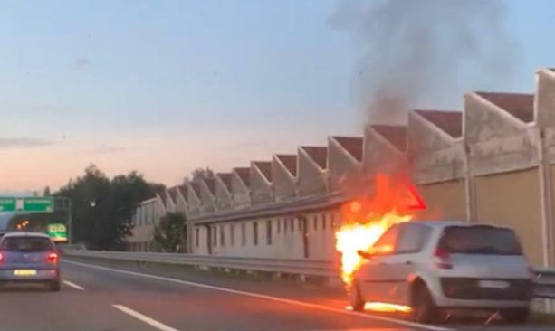FOTO E VIDEO. Auto in fiamme sull'Autolaghi tra Solbiate e Castronno: colonna di fumo e code FOTO E VIDEO. Auto in fiamme sull'Autolaghi tra Solbiate e Castronno: colonna di fumo e code