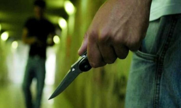 Paura in strada a Cuorgnè, apre a coltellate la borsa di un'anziana e le ruba 400 euro: nei guai una 37enne