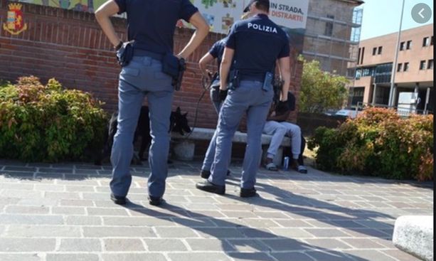 Ancora spaccio in piazza Repubblica a Varese: pusher reagisce al controllo con calci e pugni. Per immobilizzarlo serve lo spray al peperoncino Ancora spaccio in piazza Repubblica a Varese: pusher reagisce al controllo con calci e pugni. Per immobilizzarlo serve lo spray al peperoncino