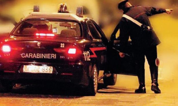 Sale sulla sua auto e trova due uomini che le puntano un coltello e la rapinano: due arresti a Gorla Minore Sale sulla sua auto e trova due uomini che le puntano un coltello e la rapinano: due arresti a Gorla Minore