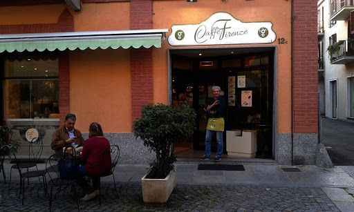 Laura Carè inaugura la sua mostra al "Caffè Firenze"