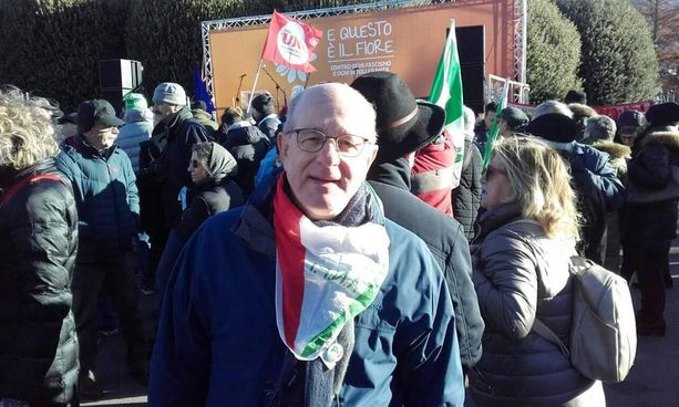 Imbavagliato davanti a Palazzo Santa: protesta dell'ex sindaco Ciuffreda al Congresso del Pd