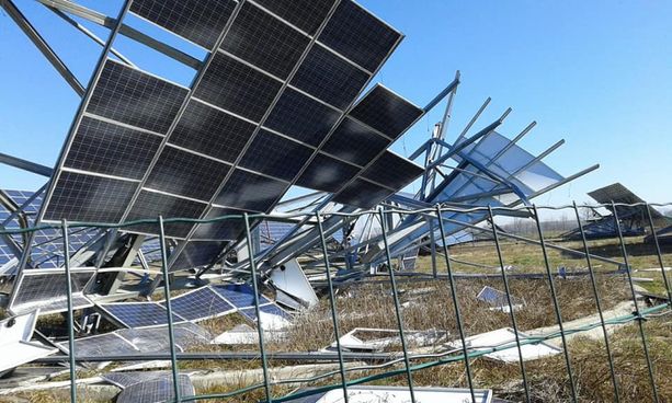 Il vento ha danneggiato due vele del parco fotovoltaico di Frossasco e non sono ancora state riparate Il vento ha danneggiato due vele del parco fotovoltaico di Frossasco e non sono ancora state riparate