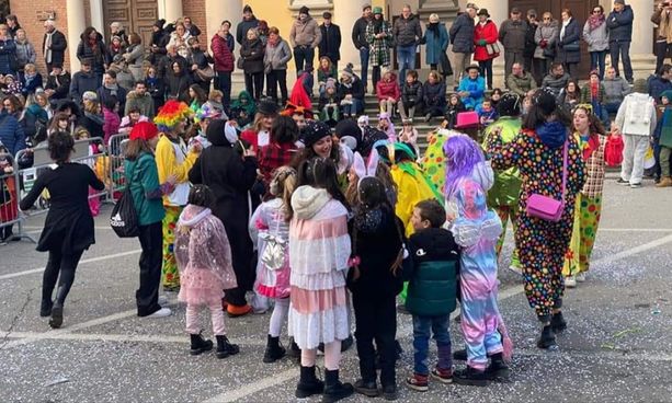 Vigone torna a festeggiare il Carnevale con due carri allegorici
