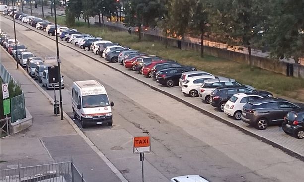 "C'è Juve-Roma. L'ambulanza è costretta a sostare sulla fermata del bus" "C'è Juve-Roma. L'ambulanza è costretta a sostare sulla fermata del bus"