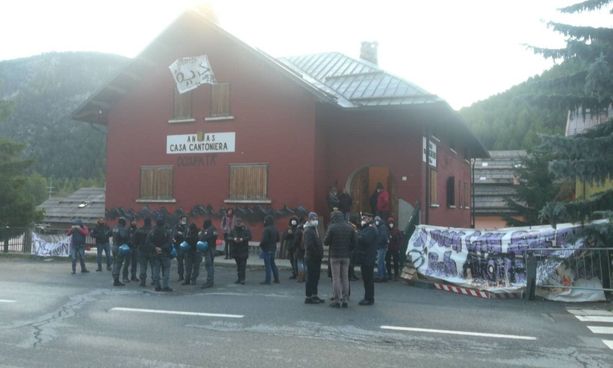 Claviere, sgombero in corso della casa cantoniera occupata da Chez JesOulx Claviere, sgombero in corso della casa cantoniera occupata da Chez JesOulx