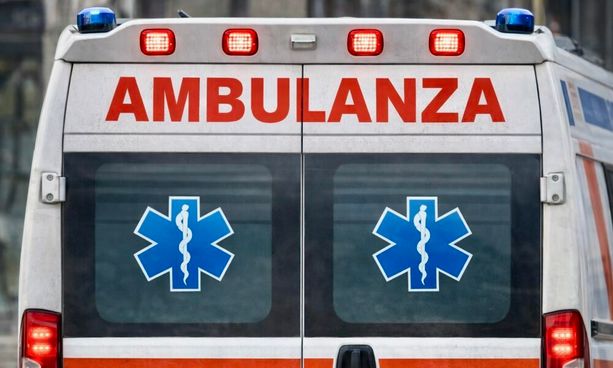 Scontro alla rotonda dell'Esselunga di Masnago, ferito un motociclista