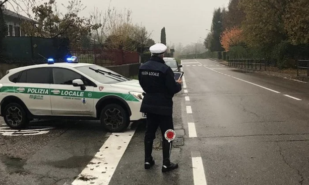 Tampona un'auto, scappa e semina la droga: la polizia locale di Luino è sulle sue tracce Tampona un'auto, scappa e semina la droga: la polizia locale di Luino è sulle sue tracce