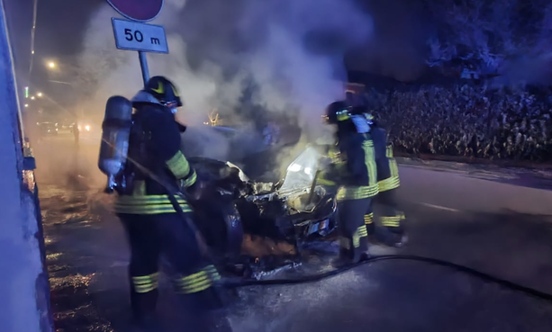 FOTO. Parcheggia l'auto e va al ristorante: quando esce la trova in fiamme FOTO. Parcheggia l'auto e va al ristorante: quando esce la trova in fiamme