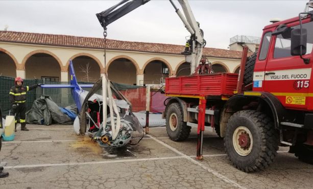 A Moncalvo si lavora per rimuovere l'ultraleggero precipitato in piazza  sabato scorso