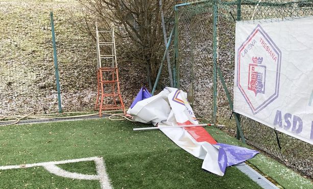 Partita &quot;abusiva&quot; senza mascherina e danneggiamenti: sfregiato il campo della Lavena Tresiana a Cremenaga
