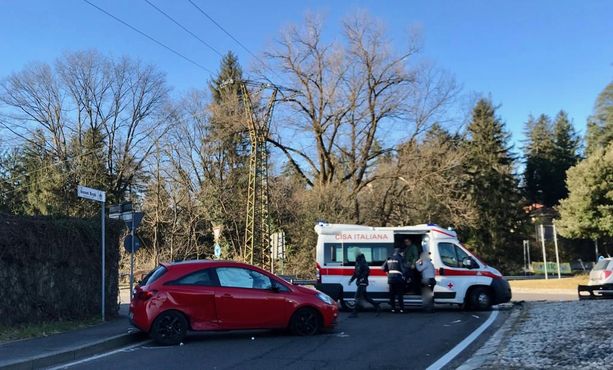 Carambola tra auto alla rotonda di Masnago: due feriti e traffico a rilento
