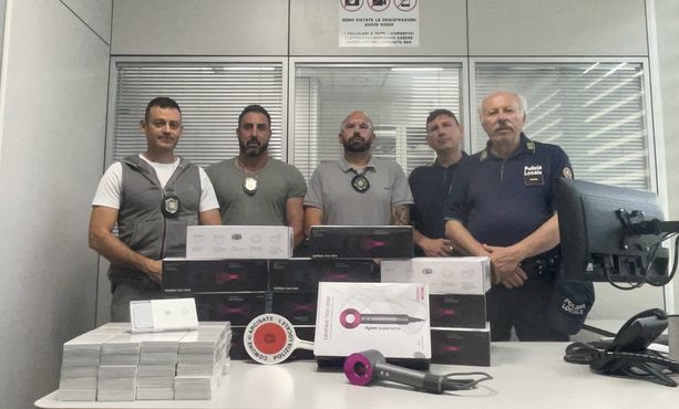 Sull'auto avevano 12 asciugacapelli e nella camera d'albergo 63 caricabatterie portatili di marca, tutti contraffatti. Denunciate ad Arcisate due persone