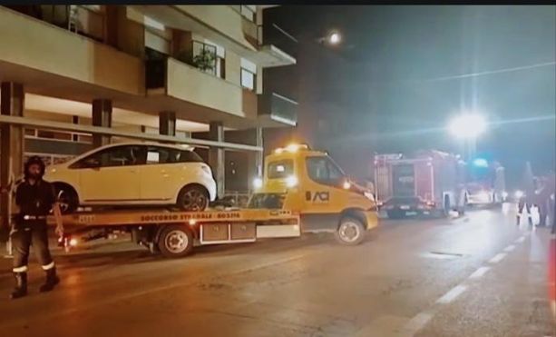 Cadono pezzi di cornicione dal palazzo davanti alla stazione di Fossano, auto danneggiate