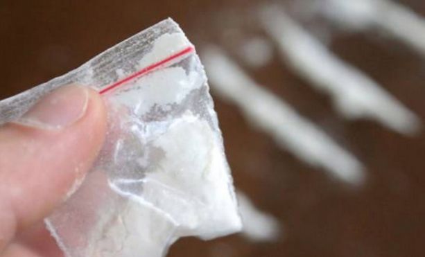 La droga scorre a fiumi nei centri commerciali: sequestrati 11,3 kg di cocaina e hashish