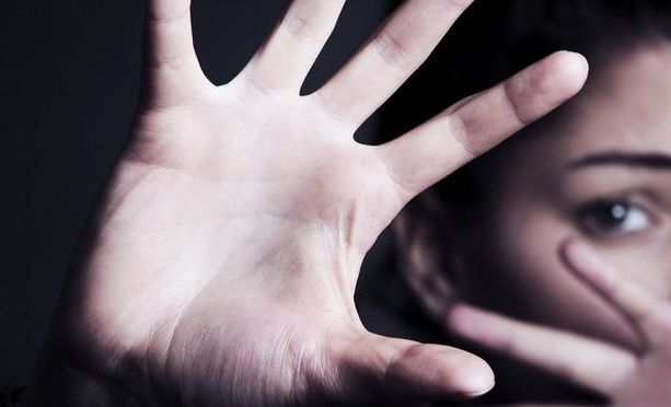 Maltratta e picchia la moglie davanti ai figli adolescenti: marito violento arrestato dopo una lite Maltratta e picchia la moglie davanti ai figli adolescenti: marito violento arrestato dopo una lite