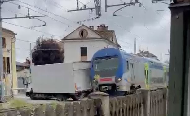 Savigliano, furgone rimane bloccato nel passaggio a livello. Il treno lo travolge [VIDEO]