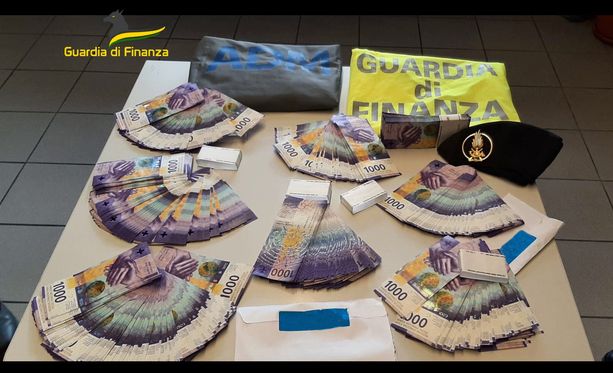 Fermato sul treno dalla svizzera con 750mila franchi in valigia