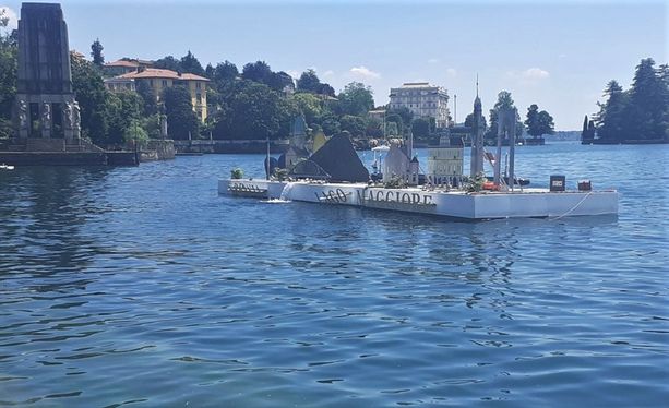 Giovane svizzero vandalizza la nuova piattaforma galleggiante e imbratta con lo spray muri e panchine a Pallanza