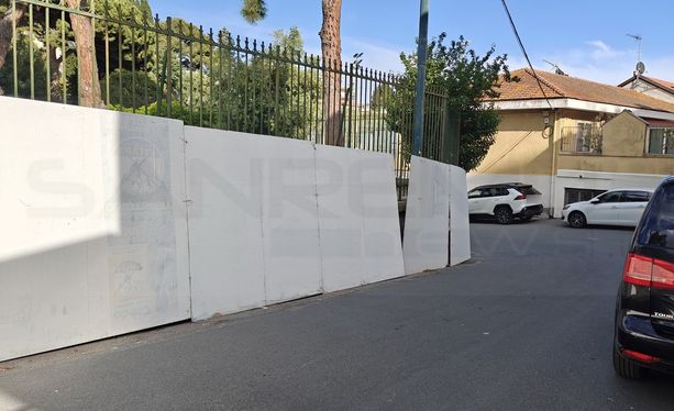 Sanremo: i tabelloni per i manifesti elettorali 'oscurano' la scuola di via Panizzi, insorgono i genitori (Foto) Sanremo: i tabelloni per i manifesti elettorali 'oscurano' la scuola di via Panizzi, insorgono i genitori (Foto)