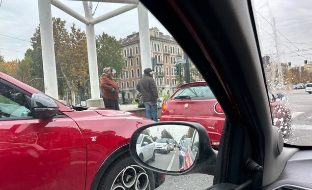 L’incrocio dei lavavetri: tra minacce e pressioni, in corso Vittorio comandano loro