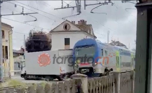 Furgone rimane bloccato nel passaggio a livello della Torino-Cuneo, il treno lo travolge