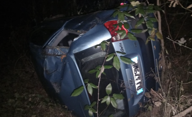 Auto finisce fuori strada e si ribalta vicino al Margorabbia, illeso un ragazzo Auto finisce fuori strada e si ribalta vicino al Margorabbia, illeso un ragazzo