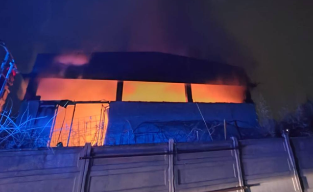Secondo incendio in quattro giorni nella stessa azienda a Caronno Pertusella: vigili del fuoco al lavoro nella notte Secondo incendio in quattro giorni nella stessa azienda a Caronno Pertusella: vigili del fuoco al lavoro nella notte