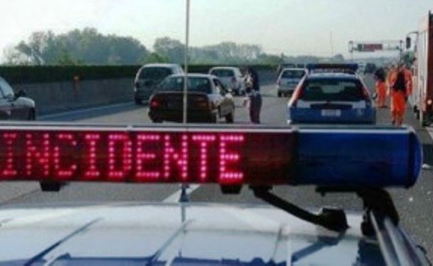 Ancora un incidente in Autolaghi: tre chilometri di coda verso Milano